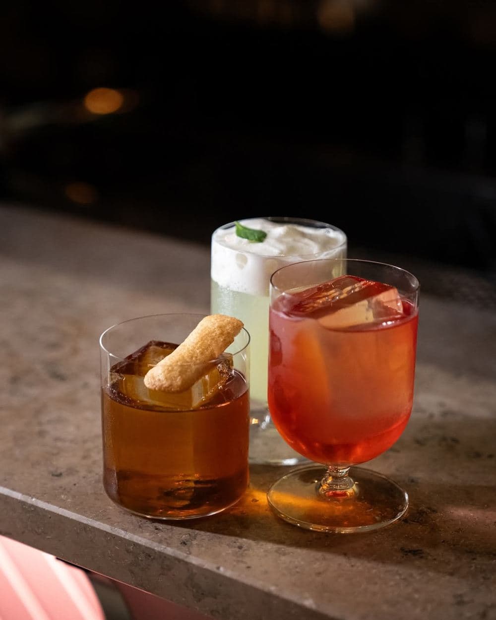 Tre cocktails i baren