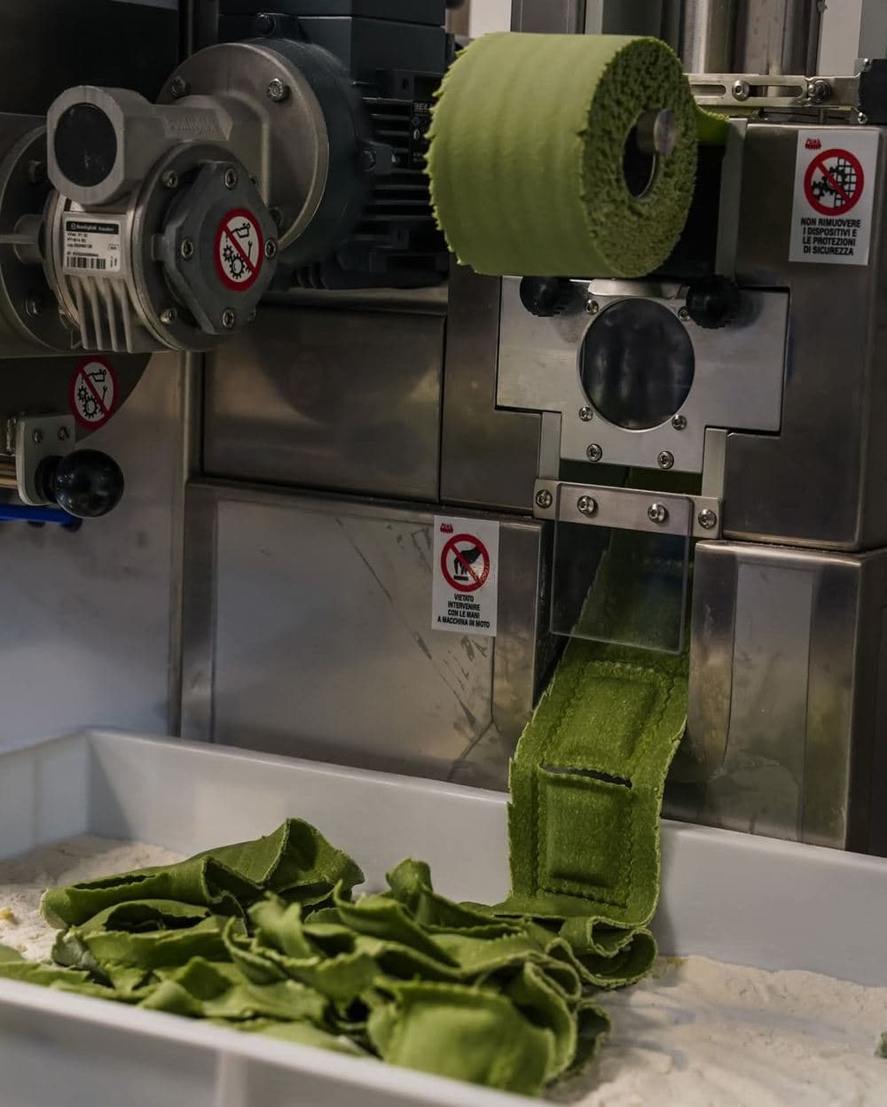 Färsk pasta från maskinen